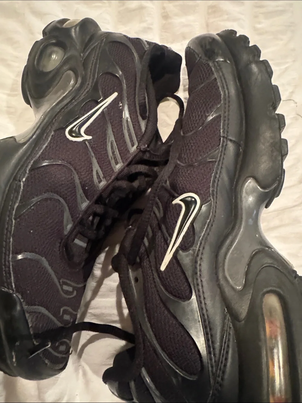 Nike Men’s Black and Gray Mesh Running Sneakers